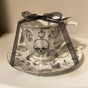 Elegance White Gothic Skull Vintage-Style Teacup with Gold Trim